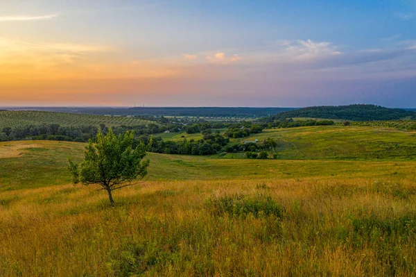 Hügelige Landschaft bei Sonnenuntergang — Stockfoto