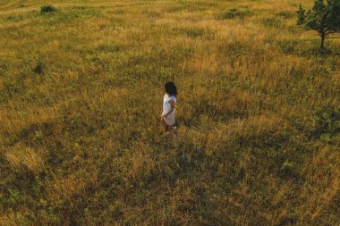 Yaz yeşil tepeler manzara sevimli esmer genç kadın