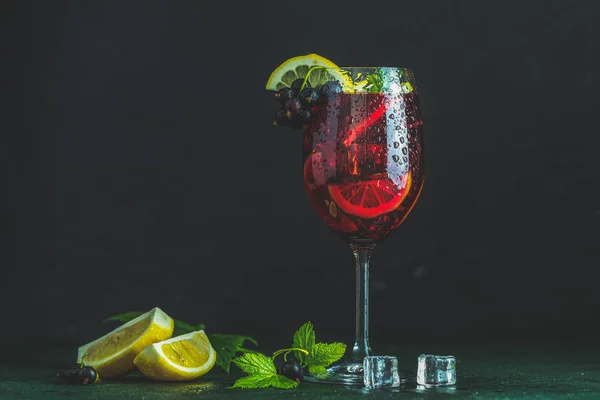 Cocktail vermelho frio com groselha vermelha — Fotografia de Stock