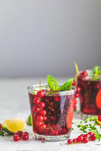 Letnie drinki i koktajle alkoholowe Currant Mojito — Zdjęcie stockowe