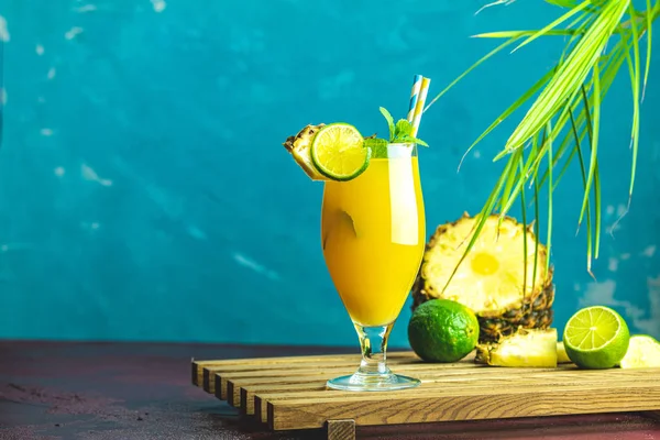 Ananas skivor och juice i glas — Stockfoto