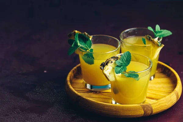 Cocktail frio com suco de abacaxi espremido — Fotografia de Stock