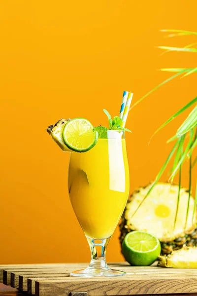Холодний коктейль з вичавленим ананасовим соком — стокове фото