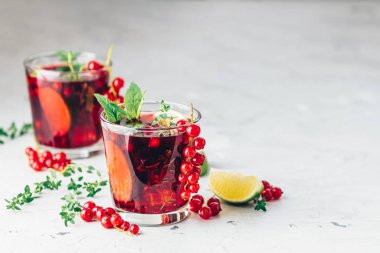 Yaz içecekleri ve alkollü kokteyller Frenk üzümü mojito