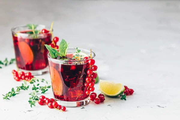 Letnie drinki i koktajle alkoholowe Currant Mojito — Zdjęcie stockowe