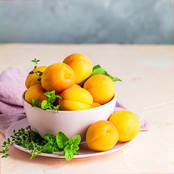 Albaricoques naranjas dulces frescos en cuenco rosa —  Fotos de Stock