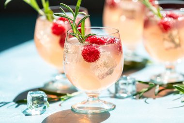 Buzlu pembe içecek. Yaz soğuk Hoşgeldiniz kokteyl