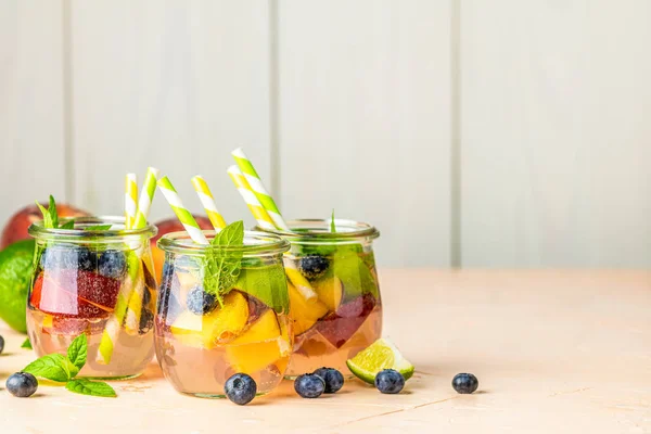 Wasser mit Blaubeeren und Pfirsichen — Stockfoto