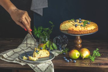 Taze çilek ve armut ile lezzetli tatlı yaban mersini tart, s