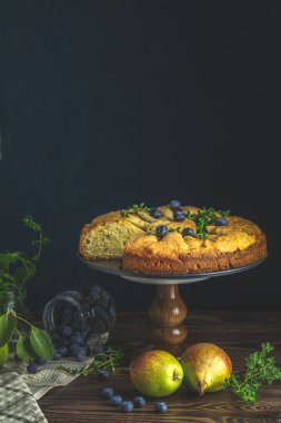 Taze çilek ve armut ile lezzetli tatlı yaban mersini tart, s