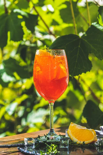 Aperol spritz коктейль в большой бокал вина с апельсинами, летом — стоковое фото