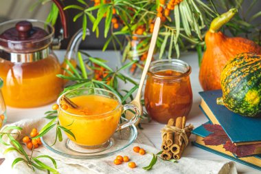 Cam fincan ve çaydanlık deniz dikeni ile Sıcak baharatlı çay, seçin