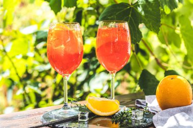 Portakal ile büyük şarap kadehi iki Aperol spritz kokteyl, summe
