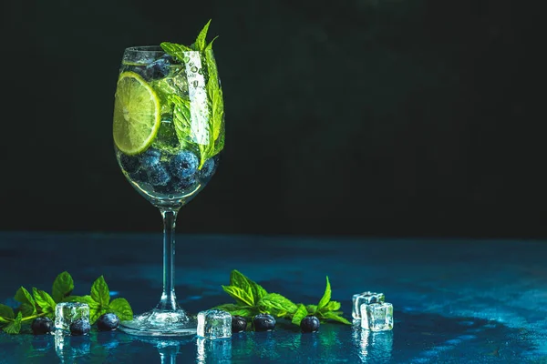 Yaz alkollü kokteyl böğürtlenli mojito