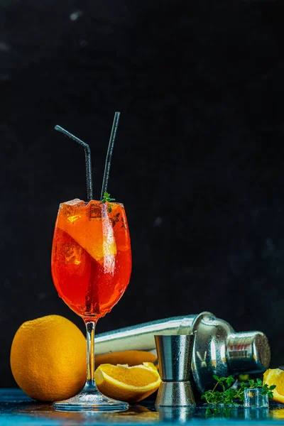 Cóctel aperol spritz en copa de vino grande con gotas de agua en dar — Foto de Stock