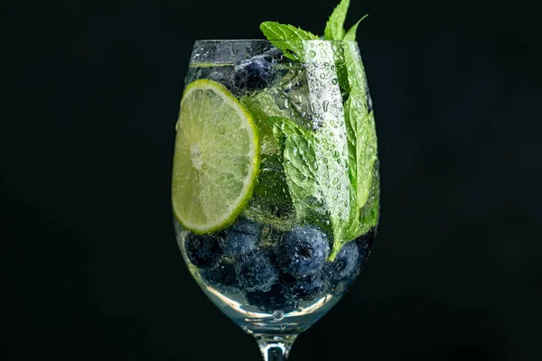 Summer alcoholic cocktail blueberry mojito, close up — Stock Photo, Image