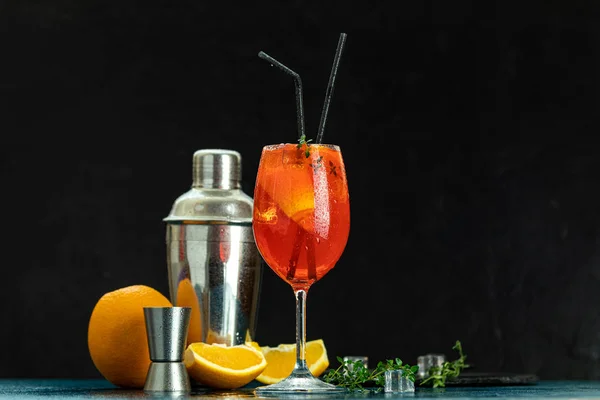 Cocktail aperol spritz em copo de vinho grande com gotas de água em dar — Fotografia de Stock