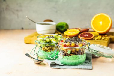 Matcha yeşil çay, kivi ve granola ile iki chia tohumlu puding, o