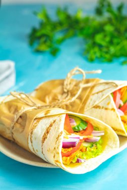 Shawarma, tacos al pastor, gyro veya gyros. Geleneksel Orta Eas