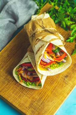 Shawarma, tacos al pastor, gyro veya gyros. Geleneksel Orta Eas