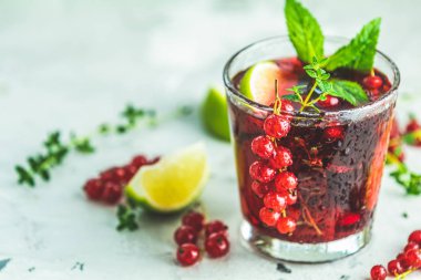 Gla kuş üzümü, limon, nane, kekik ve buz ile soğuk kırmızı kokteyl