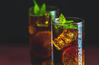 Soğuk Longdrink Küba Libre su damlaları ile highball cam