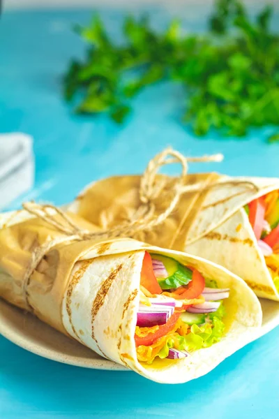 Shawarma, tacos al pastor, gyro veya gyros. Geleneksel Orta Eas