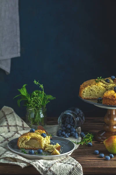 Taze çilek ve armut ile lezzetli tatlı yaban mersini tart
