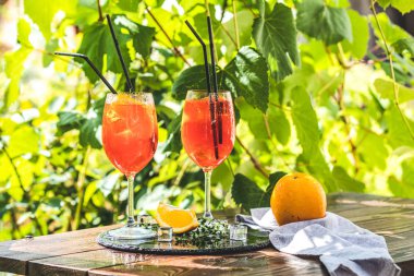 Portakal ile büyük şarap kadehi iki Aperol spritz kokteyl, summe