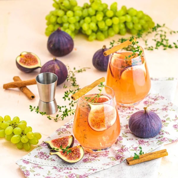 Herbst rosa Cocktail mit Feigen, Thymian, Zimt und Trauben in gla — Stockfoto