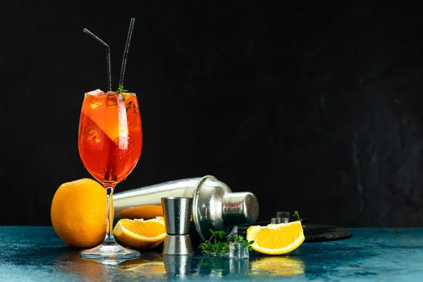 Dar su damlaları ile büyük şarap bardağı kokteyl aperol spritz