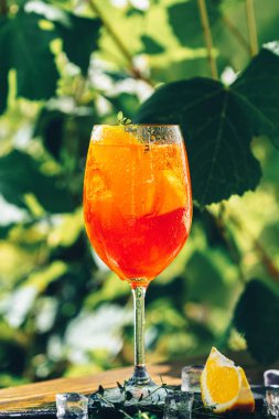 Portakal ile büyük şarap kadehi Aperol spritz kokteyl, yaz Bu