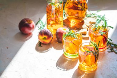 Biberiye ile yaz soğuk şeftali fizz kokteyl