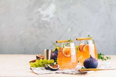 Gla incir, kekik, tarçın ve üzüm ile Sonbahar pembe kokteyl