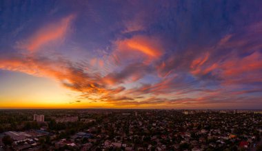 Şehrin banliyölerinde hava manzarası inanılmaz, Gi.