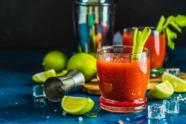 Bloody Mary cocktail. Alcoholic drink and ingredients — Stock Photo, Image