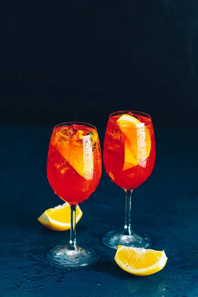 Dois Aperol spritz cocktail em copo de vinho grande com laranjas, summe — Fotografia de Stock