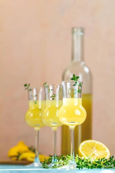 Limoncello mit Thymian im Grappas-Weinglas mit Wassertropfen auf l — Stockfoto