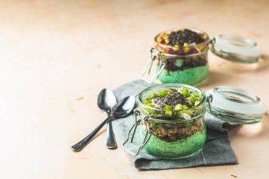 Matcha yeşil çay, kivi ve granola ile iki chia tohumlu puding, o
