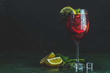 Frenk üzümü, limon, nane ve buzlu soğuk kırmızı kokteyl.