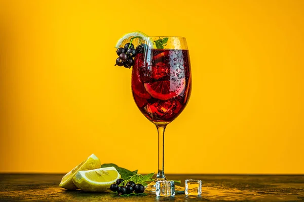 Cold red cocktail with blackcurrant, lemon, mint and ice in tall — Stock Photo, Image