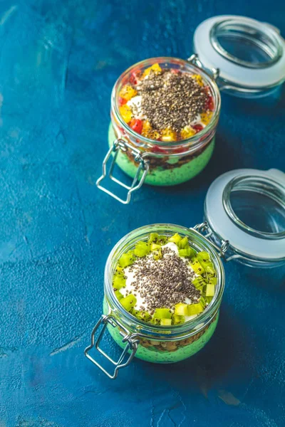 Zwei Chiasamen Pudding mit Matcha grünem Tee, Kiwi und Müsli, o — Stockfoto