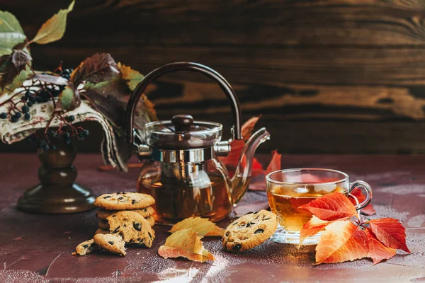 Autumn teatime composition on dark background with colored leave — Stock Photo, Image