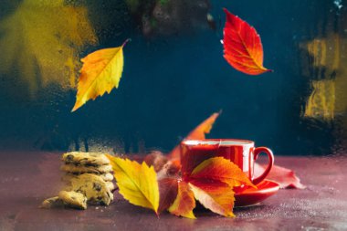 Beyaz noktalı kırmızı bir fincan sıcak çay. Sonbahar çay zamanı kompozisyonu o