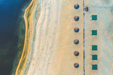 İHA 'dan hava görüntüsü. Sonbahar boş b üzerindeki hava görünümü