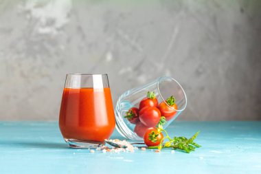 Bardaklar dolusu taze kırmızı domates suyu ve taze çiğ 