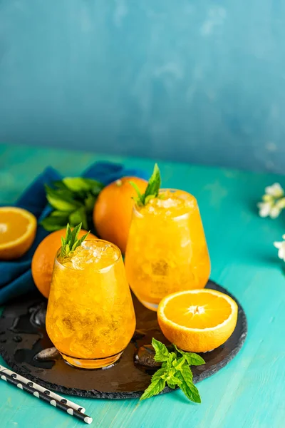 Orangendrink Mit Eis Zwei Glas Orangefarbenes Eisgetränk Mit Frischer Minze — Stockfoto