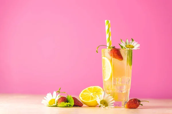 Copos Bebida Refrescante Gelada Gelada Com Limão Morango Fundo Rosa — Fotografia de Stock