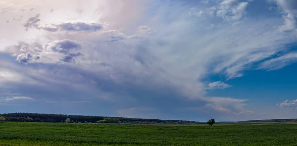 Panoramablick Dramatischer Sonnenuntergang Über Einem Landwirtschaftlichen Feld Dramatische Landschaft Mit — Stockfoto