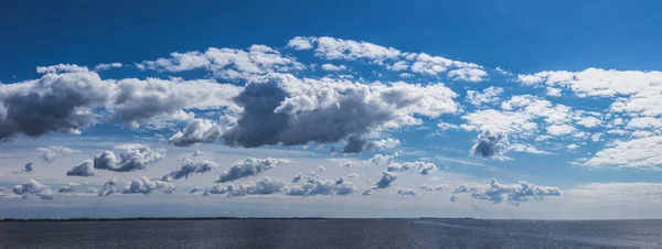 Panoramiczny Widok Piękne Zachmurzone Błękitne Niebo Nad Dużą Rzeką Europa — Zdjęcie stockowe